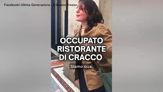 «Un pranzo costa quanto un affitto». Gli ecoattivisti di Ultima Generazione nel locale di Cracco a Milano