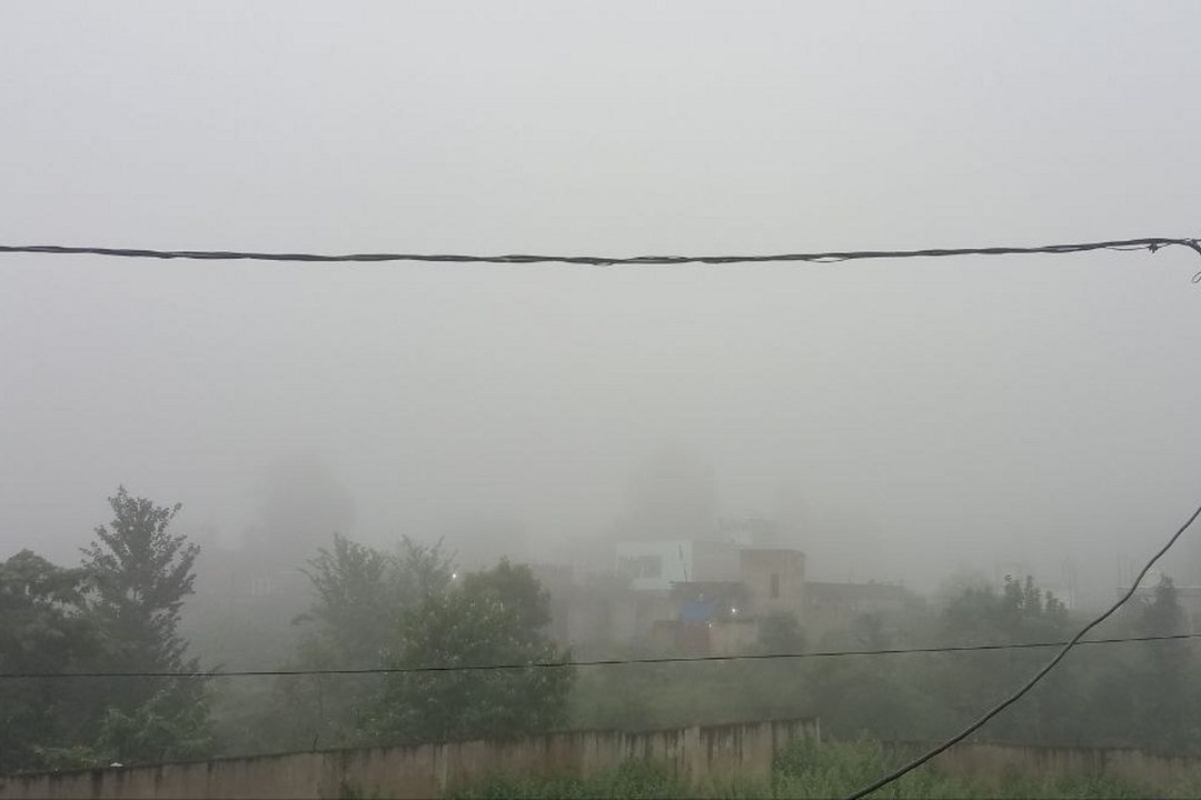 सरगुजा में बारिश का ऑरेंज अलर्ट, जमीनी सतह पर छाए बादल की वजह से कोहरे जैसा दिखा नजारा