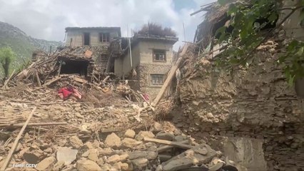 Violento sisma in Afghanistan, le immagini dei soccorsi tra le macerie