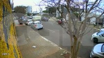 Colisão entre carro e moto na Rua Rio de Janeiro é registrada por câmera
