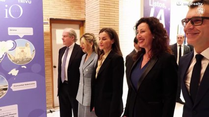 Letizia di Spagna anticipa la primavera tra pantaloni in similpelle e stampa floreale