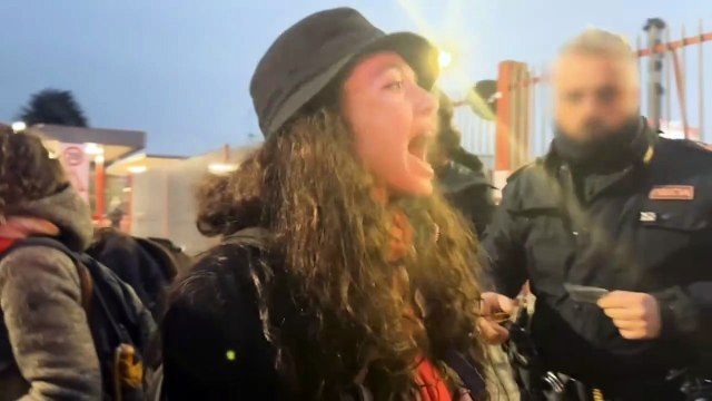 Extinction Rebellion sulla ciminiera di Leonardo a Torino: La guerra parte da qui