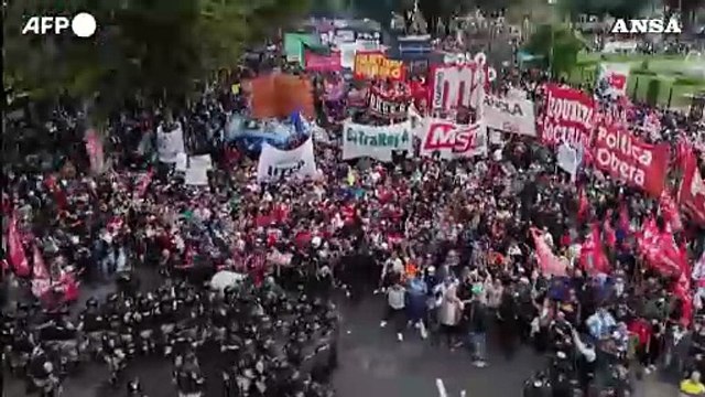 Buenos Aires, violenti scontri alla manifestazione dei pensionati