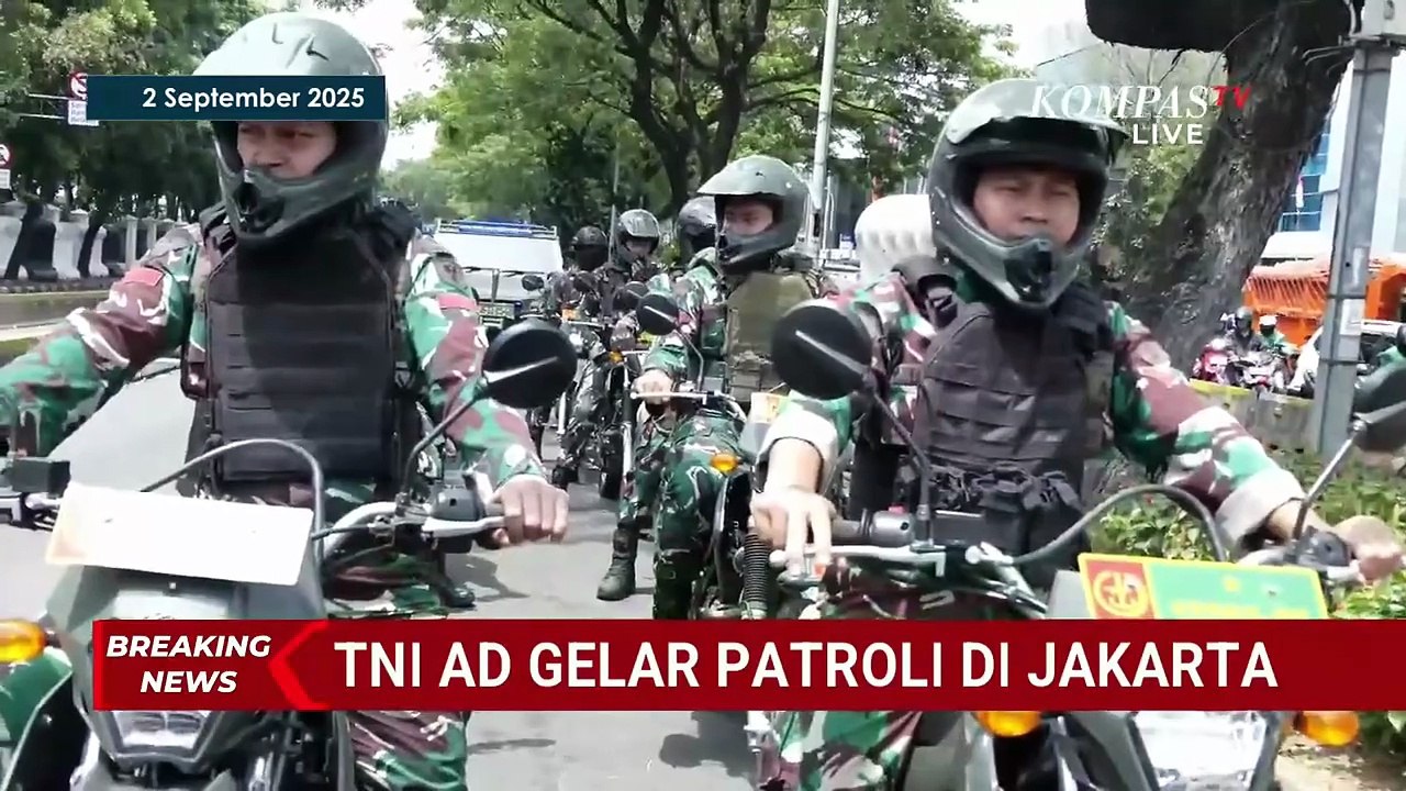 Iring-iringan TNI Patroli Skala Besar Keliling Jakarta Pascademo