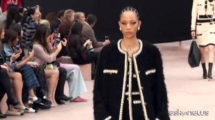 A Parigi Chanel gioca con le proporzioni e rivisita fiocchi e perle