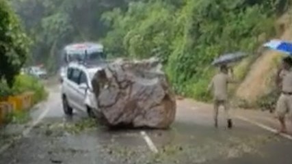 पहाड़ी से कार पर गिरा विशालकाय पत्थर, बचे स्वास्थ्य विभाग के कर्मचारी