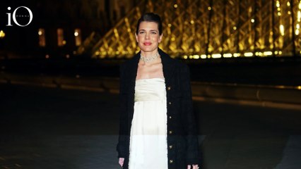 Raffinata, essenziale, perfetta: Charlotte Casiraghi "imperiale" alla cena di gala del Louvre