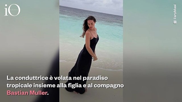 Ilary Blasi romantica: lo slip dress blu notte sulla spiaggia delle Maldive