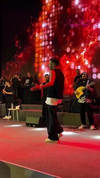 لحظة وصول حماقي لإحياء حفلته بمراسي وهكذا استقبلته زوجته والمعجبات