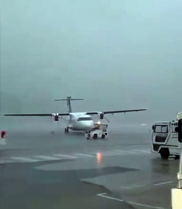 🇫🇷🛩 En Corse, un avion de la compagnie Corsica a été soulevé par de violentes rafales à l’aéroport de Calvi lors d’un orage.