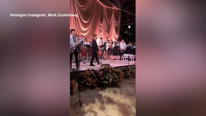 Mark Zuckerberg, re della festa: tutina glitter e show canoro per i 40 anni della moglie