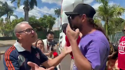 Bate-boca em protesto na porta do condomínio de Bolsonaro