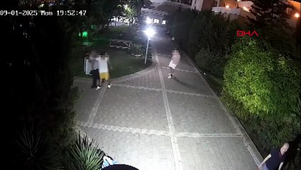 Oğluyla kavga eden çocuğu darbetti! İşte o anlar