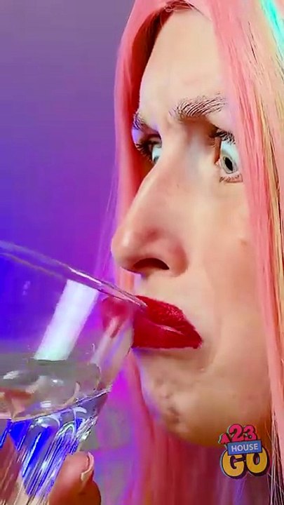 Crazy Makeup Hack to keep the lipstick on your lips! 💋💄 #beauty