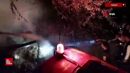 Tokat'ta yanan samanlık geceyi aydınlattı