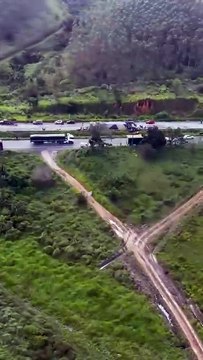 Carreta carregada de placas solares tomba na BR-101, deixando dois feridos e carga saqueada