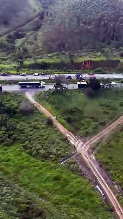 Carreta carregada de placas solares tomba na BR-101, deixando dois feridos e carga saqueada
