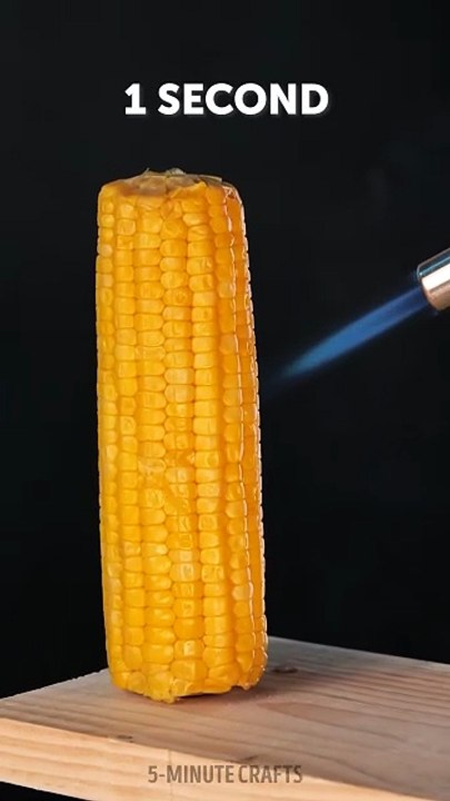 Heating up a corn with burner🔥🌽