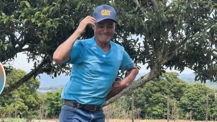 mqn-este hombre convirtió la cosecha en un baile diario en las montañas de cartago-020925