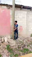 Pobladores golpean y amarran a presunto ladrón en La Esperanza, Intibucá