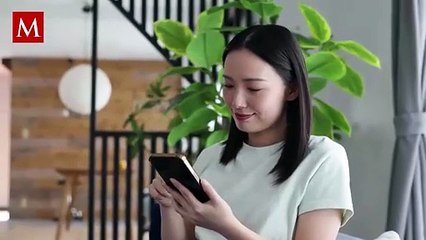 Mujer llora afuera de una escuela y video se vuelve viral por su dramática reacción