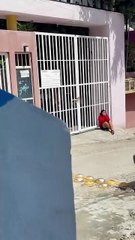 Madre llora por su hijo en el kínder