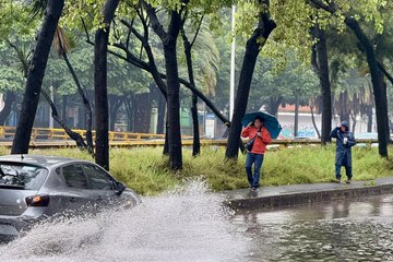 Fuertes lluvias e inundaciones complican la vialidad en la zona de indios verdes, en la alcaldía Gustavo A Madero