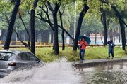Fuertes lluvias e inundaciones complican la vialidad en la zona de indios verdes, en la alcaldía Gustavo A Madero