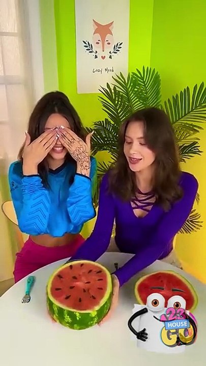 She chose a smaller, seedless piece of watermelon, but she didn't know it was just a clever prank🤣
