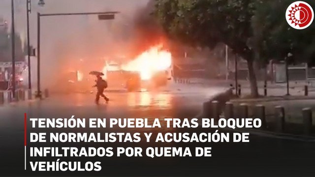 Tensión en Puebla tras bloqueo de normalistas y acusación de infiltrados por quema de vehículos