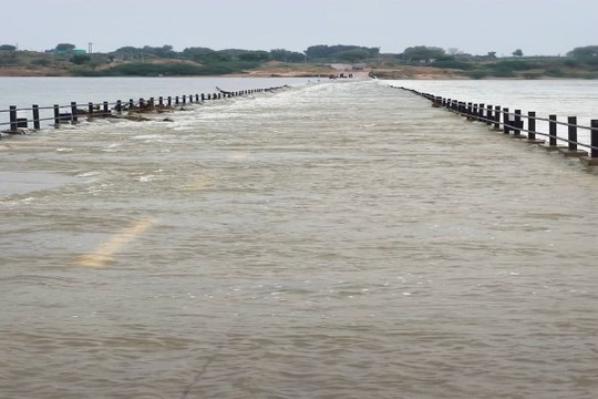 swm news: पानी के बहाव से थमे बसों के पहिए, लाखों की लग रही चपत