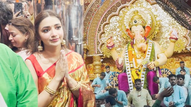 Ganpati Bappa Morya: Jiya Shankar Visits Lalbaugcha Raja To Seek Ganpati Bappa's Blessings!
