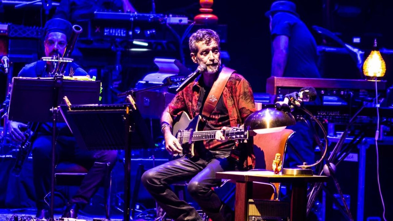 Daniele Silvestri, «Il cantastorie recidivo» nella Cavea dell'Auditorium: tre ore di musica, ricordi e racconti