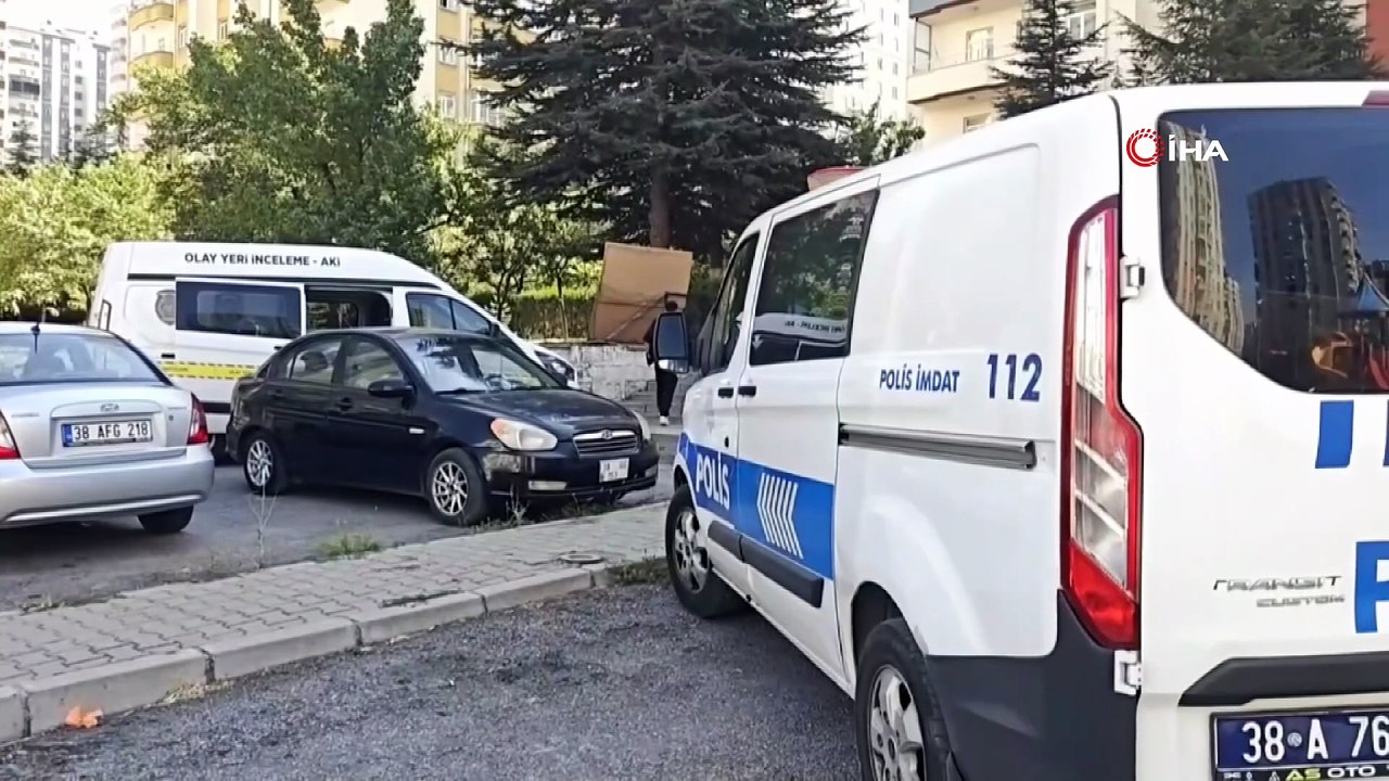 Kayseri’de bina görevlisinin bıçaklanma anları kameralara yansıdı