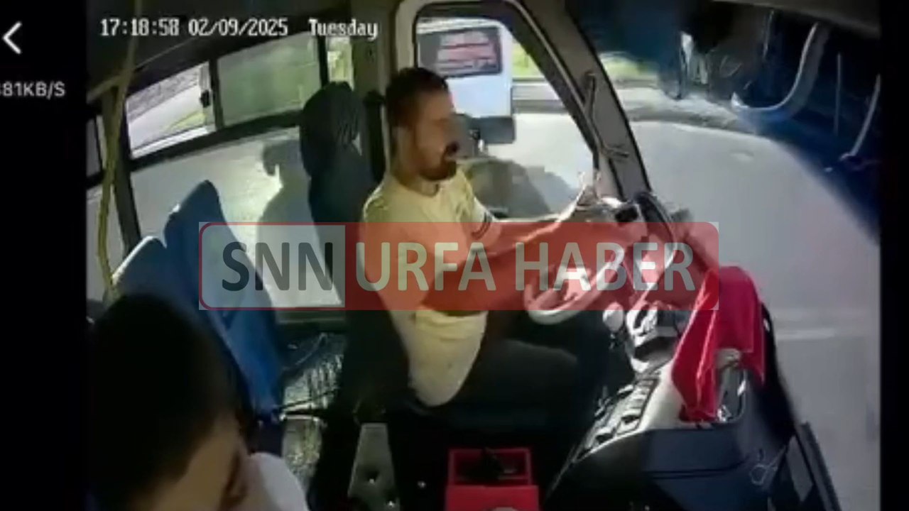 Şanlıurfa’nın Haliliye ilçesinde halk otobüsü şoförüne kimliği belirsiz iki kişi tarafından bıçaklı saldırı düzenlendi. Saldırı anı aracın güvenlik kamerasına saniye saniye yansıdı.