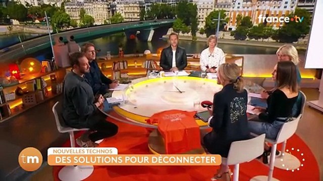 Laura Tenoudji présente sa chronique dans Télématin.