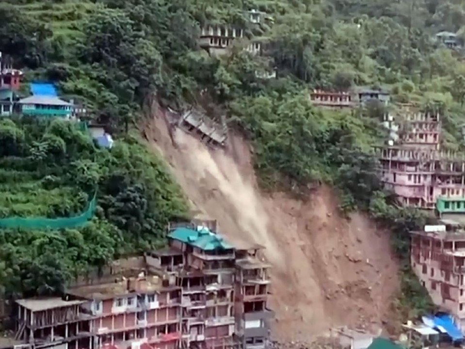 Nach Starkregen: Erdrutsch reißt ganzes Haus mit