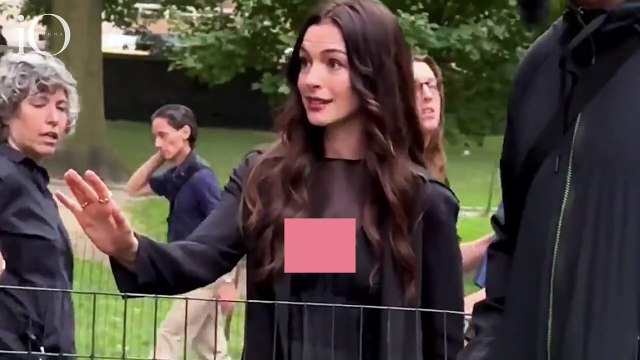 Anne Hathaway contro i paparazzi molesti sul set: «Calmatevi, ci sono dei bambini»