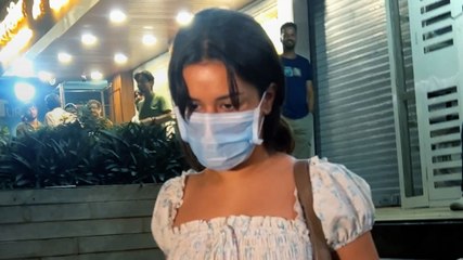 मास्क पहने मुंबई में स्पॉट हुईं Avneet Kaur!