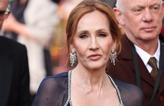 Elon Musk e JK Rowling criticam prisão de roteirista por postagens sobre pessoas trans: 'Deplorável’