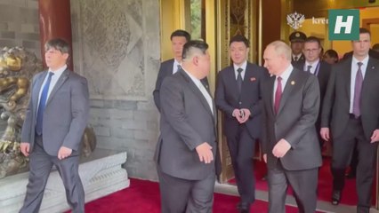 El abrazo entre Kim Jong Un y Putin tras la visita del presidente ruso a Corea del Norte