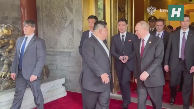 El abrazo entre Kim Jong Un y Putin tras la visita del presidente ruso a Corea del Norte