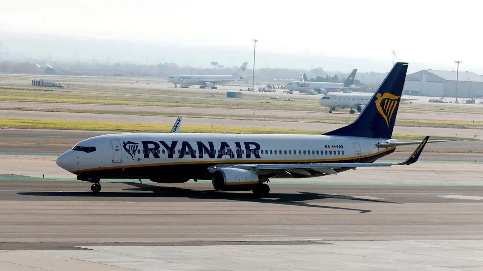 Ryanair cerrar� su base de Santiago y cancelar� todos los vuelos a Vigo y Tenerife Norte, al tiempo que mantendr� cerradas las bases de Valladolid y Jerez y reducir� su capacidad en Asturias, Santander, Zaragoza y Canarias este invierno.