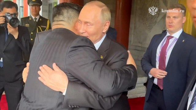 Guerre en Ukraine : « Venez chez nous », lance Vladimir Poutine à Kim Jong Un, après une accolade