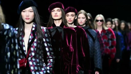 Emporio Armani tra carte e illusioni: a Milano il gioco della moda è servito