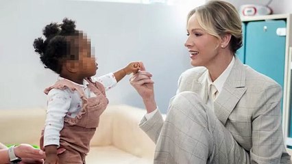 Tenerezze in cashmere: Charlene di Monaco gioca con i bambini dell'asilo nido