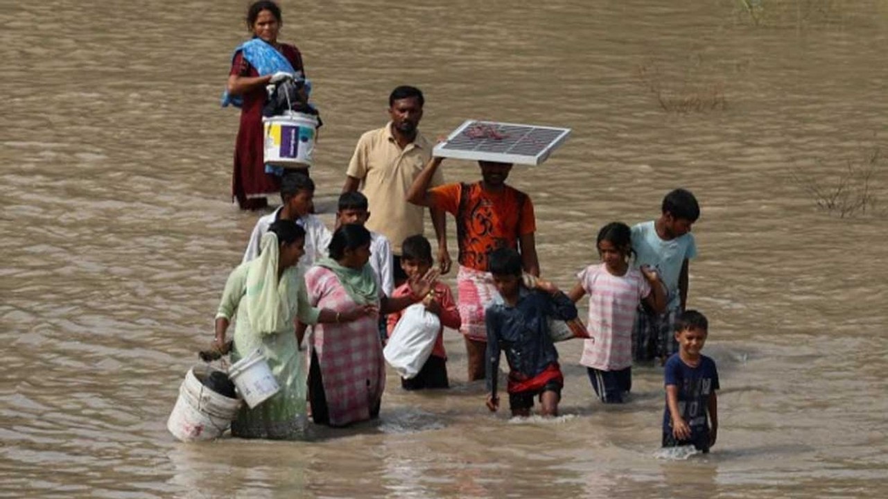 Delhi में लोगों की मुश्किलें बढ़ा रहा बाढ़ का प...