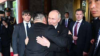 Entrañable abrazo doble entre Putin y Kim Jong-un tras su reunión en Pekín