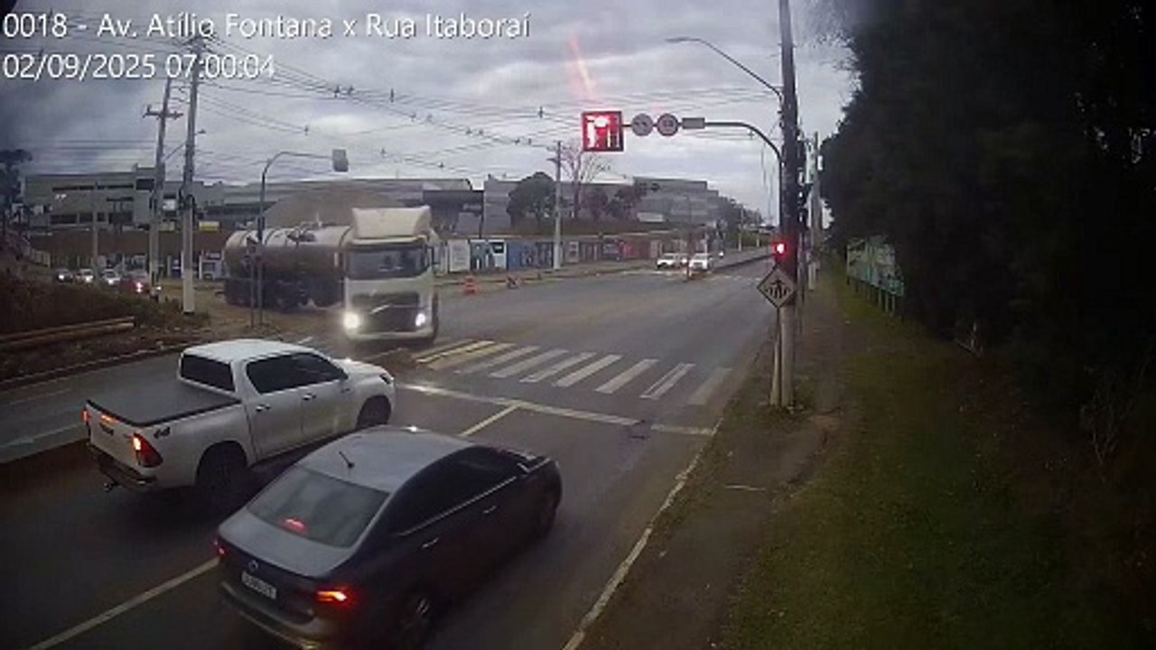 Caminhão enrosca em sinaleira e derruba estrutura no Bairro Efapi, em Chapecó