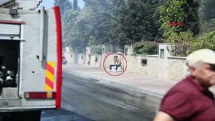 Evini kendi elleriyle ateşe verdi, tabureye oturup yangını izledi
